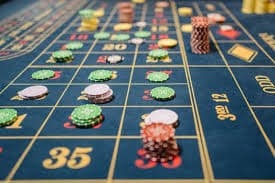 Sòng bài trực tiếp Live Casino với dealer chuyên nghiệp